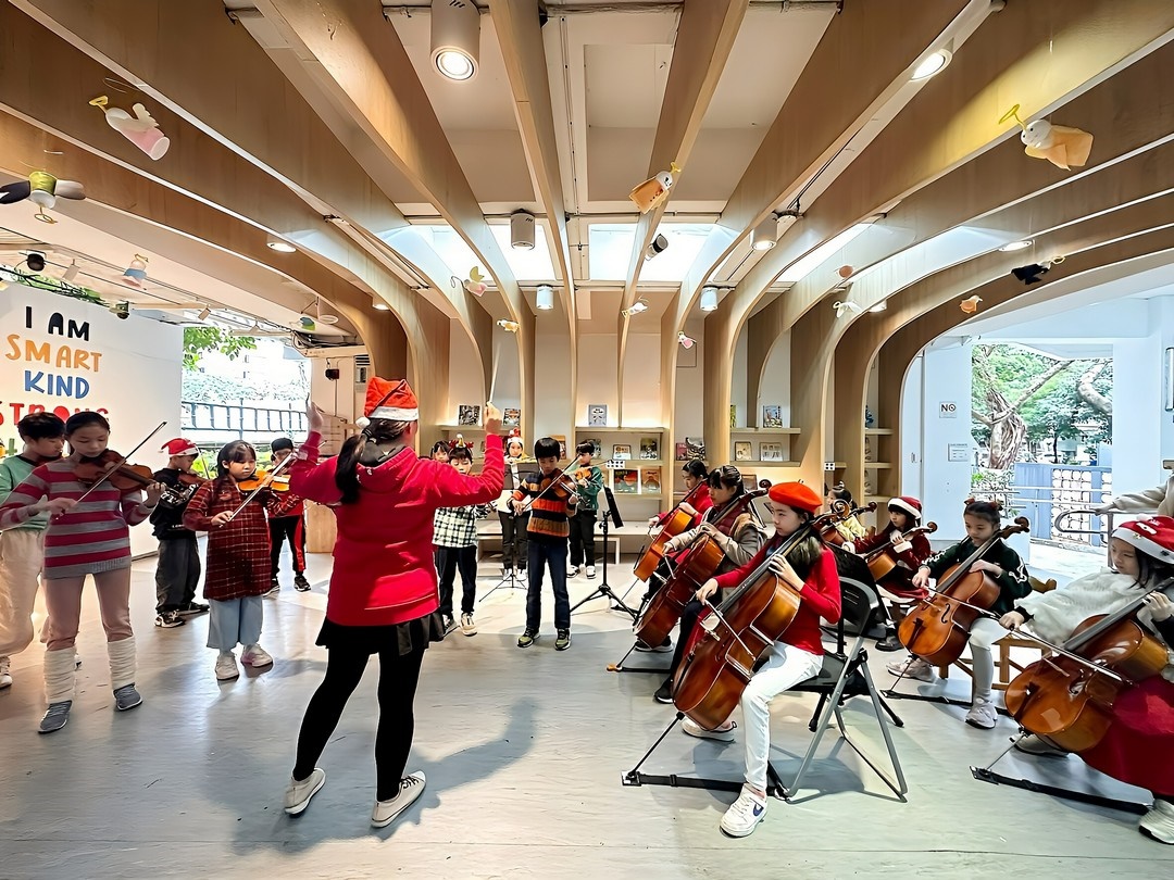 民族國小弦樂團於校園內舉辦快閃演出。學生們分為小提琴與大提琴兩組，進行精采的現場演奏。為校園增添節慶氛圍，也讓音樂自然融入日常生活中，提升同學們對藝術的感受力與參與度。