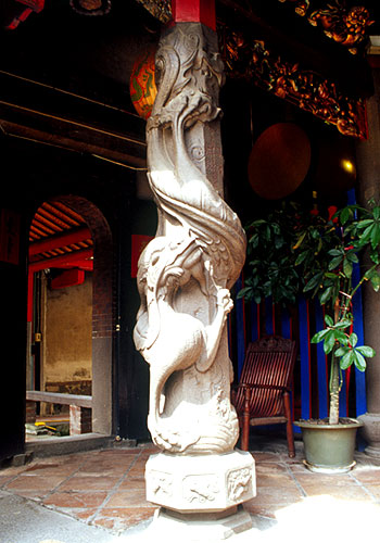 淡水鄞山寺「龍柱」